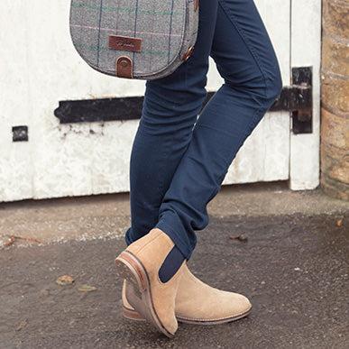 How to match Chelsea boots with your bag or purse